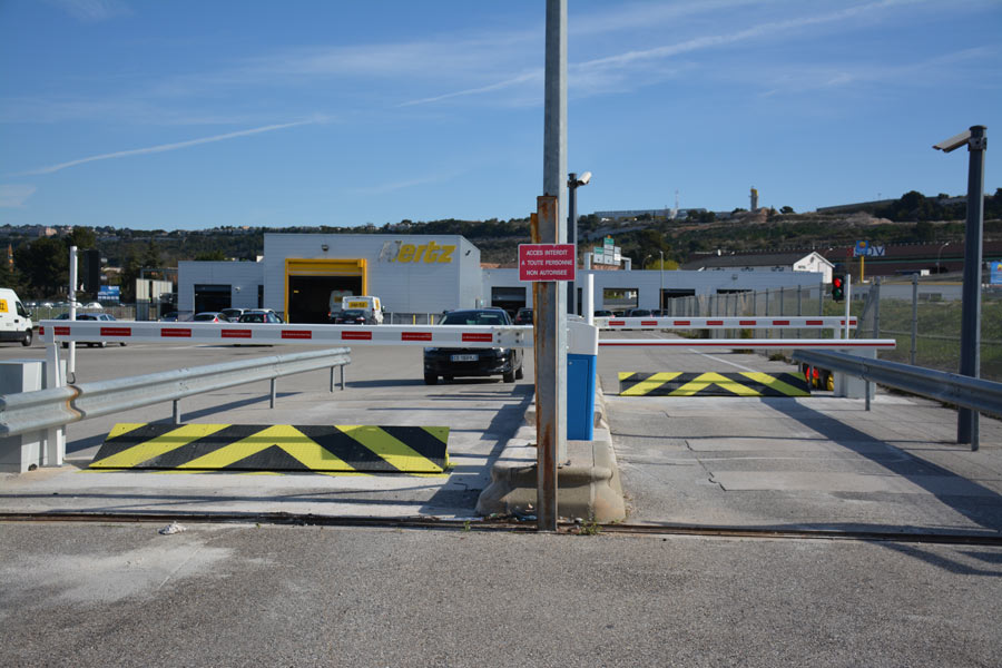 Anti-rams, Hertz, Marseille airport